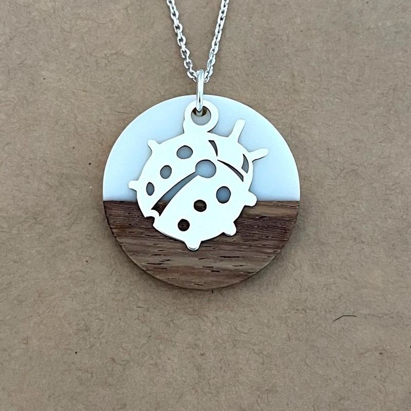 Collier pour femme, Coccinelle, bois et résine blanche - Marque cabaneTchanquée