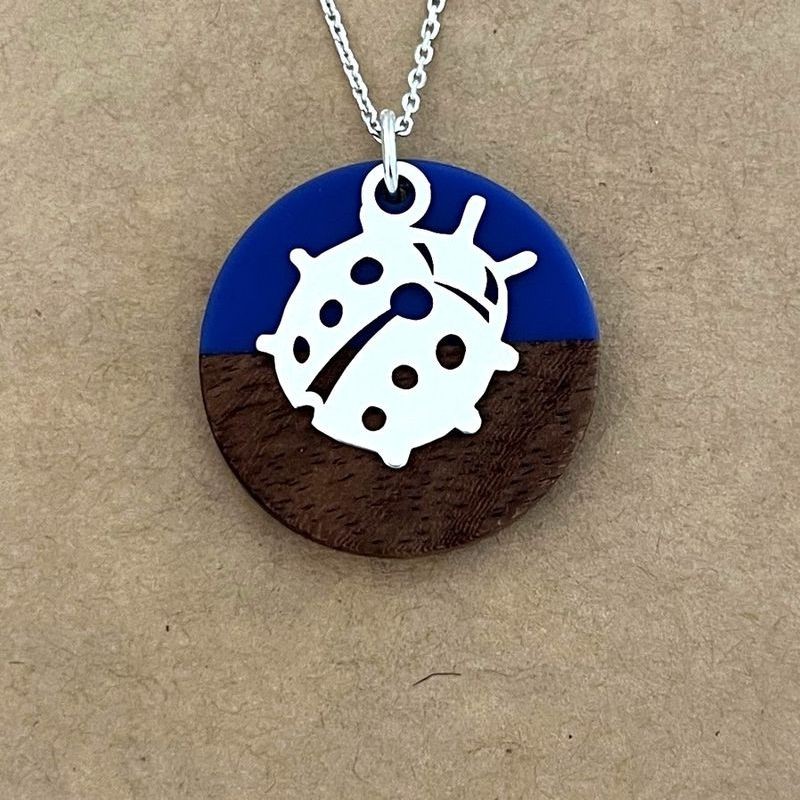 Collier pour femme, Coccinelle argent, bois et résine bleu nuit - Marque cabaneTchanquée