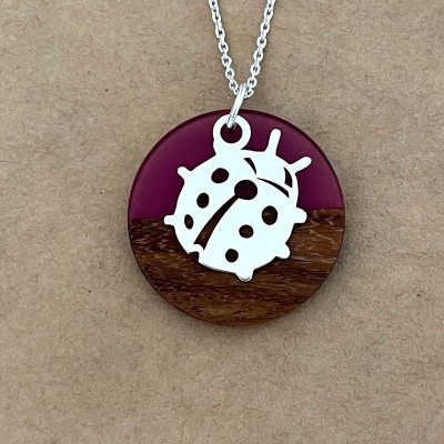 Collier pour femme, Coccinelle argent, bois et résine fuschia - Marque cabaneTchanquée