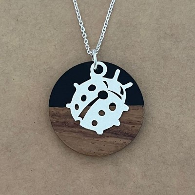 Collier pour femme, Coccinelle argent, bois et résine noire - Marque cabaneTchanquée