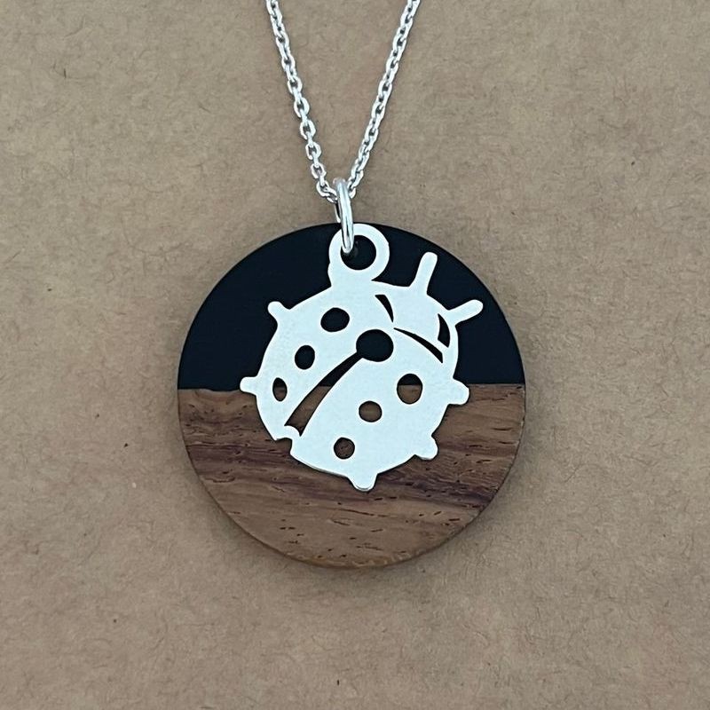Collier pour femme, Coccinelle argent, bois et résine noire - Marque cabaneTchanquée