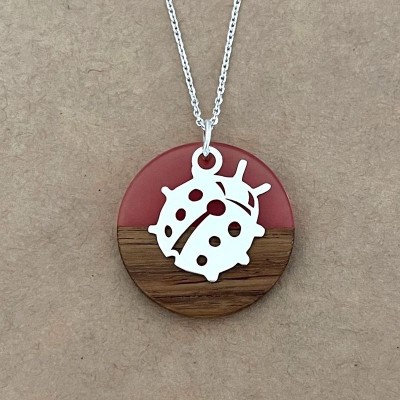 Collier pour femme, Coccinelle argent, bois et résine rouge - Marque cabaneTchanquée