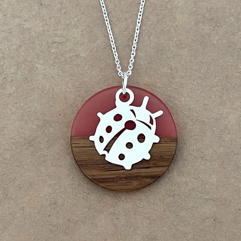 Collier pour femme, Coccinelle argent, bois et résine rouge - Marque cabaneTchanquée