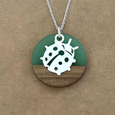 Collier pour femme, Coccinelle argent, bois et résine vert clair - Marque cabaneTchanquée