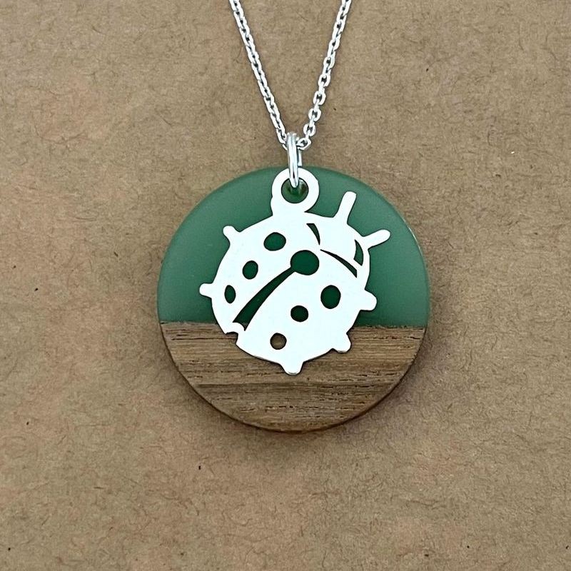 Collier pour femme, Coccinelle argent, bois et résine vert clair - Marque cabaneTchanquée