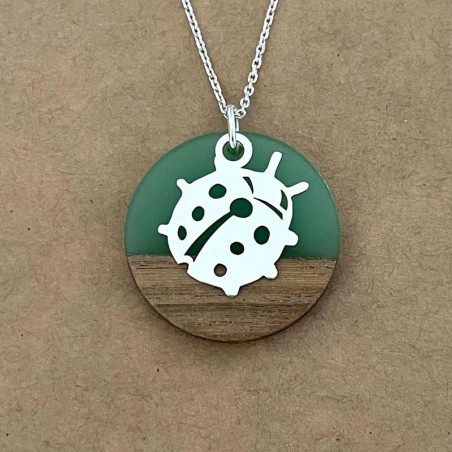Collier pour femme, Coccinelle argent, bois et résine vert clair - Marque cabaneTchanquée