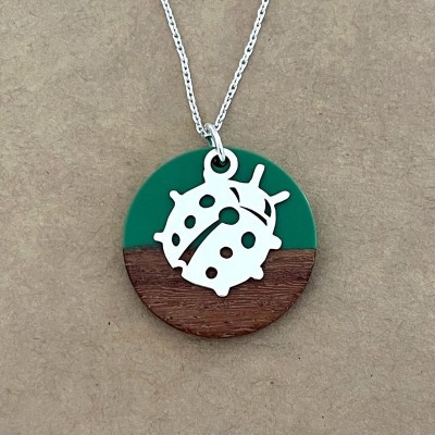 Collier pour femme, Coccinelle argent, bois et résine vert foncé - Marque cabaneTchanquée