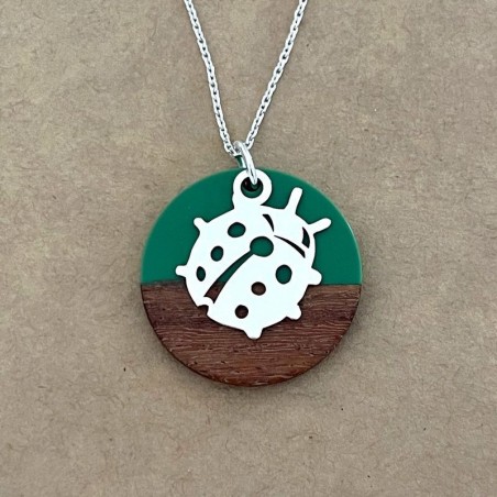 Collier pour femme, Coccinelle argent, bois et résine vert foncé - Marque cabaneTchanquée