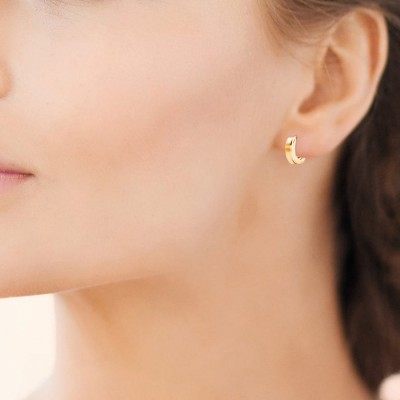 femme avec petites créoles dorées
