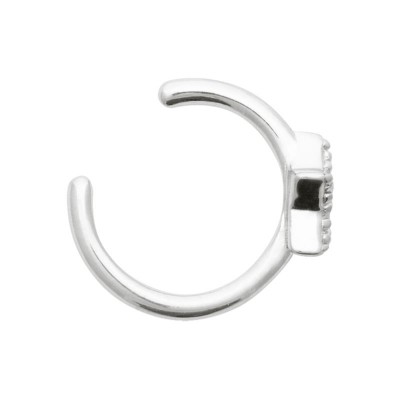 porter une bague d'oreille en argent