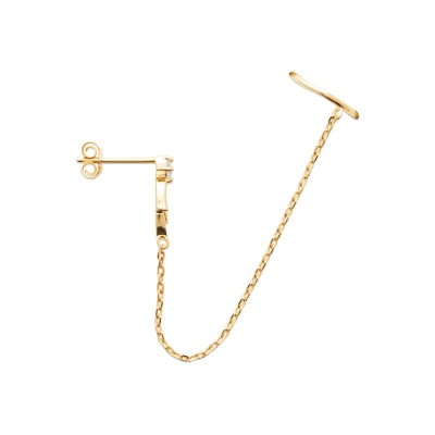 Gros plan sur le motif feuillage en plaqué or jaune 18 carats des boucles d'oreilles, fixé au lobe avec une chaîne fine