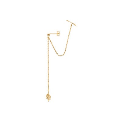 Gros plan sur le zircon solitaire et le motif feuillage en plaqué or jaune 18 carats.
