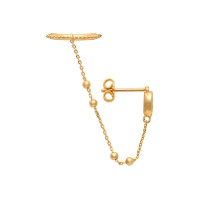 Gros plan sur la goutte en oxyde bleu de la bague d'oreille en plaqué or jaune 18 carats