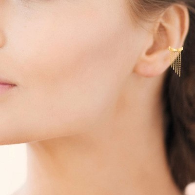 Bague d'oreille en plaqué or jaune 18 carats portée, avec anneau large et chaînettes de longueurs différentes