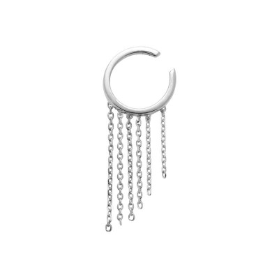 Bague d'oreille en argent rhodié portée, avec anneau large et chaînettes de longueurs différentes