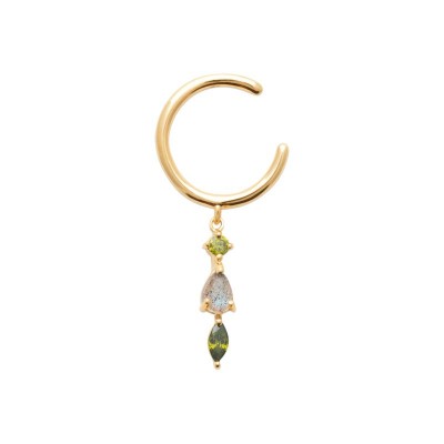 Gros plan sur les 3 zircons verts de tailles, teintes et formes différentes de la bague d'oreille en plaqué or jaune 18 carats.