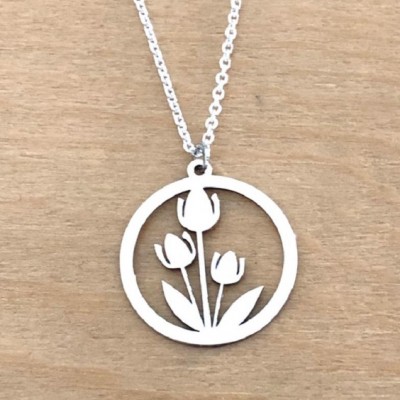 Collier en argent rhodié 925/1000 par CabaneTchanque, avec chaîne et médaillon tulipe, symbole de renouveau et de printemps