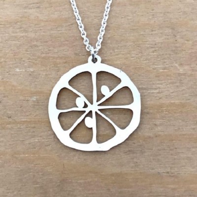 Collier en argent rhodié 925/1000 par CabaneTchanque, avec chaîne et médaillon rondelle de citron, idéal pour l'été