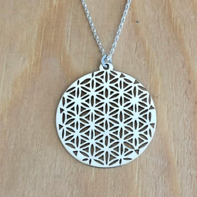 Collier en argent par CabaneTchanque, avec chaîne et médaillon Fleurs de Vie, symbole d'harmonie et de connexion universelle