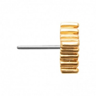  Piercing chic porté au cartilage