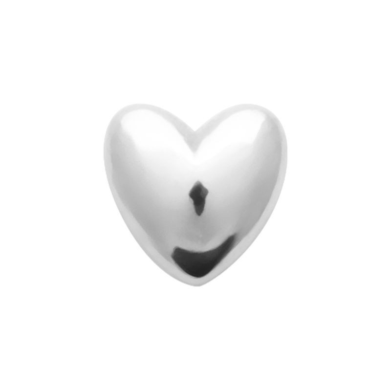 piercing coeur en argent sur fond neutre