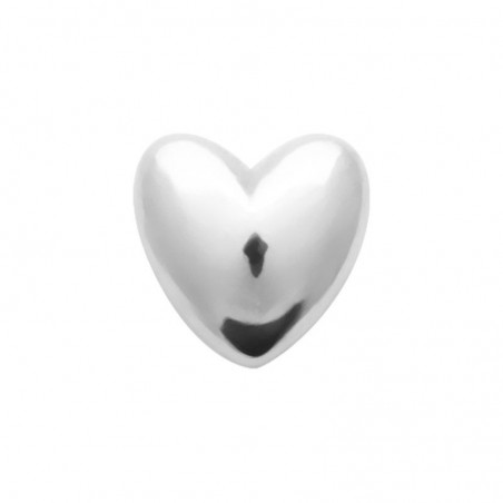 piercing coeur en argent sur fond neutre