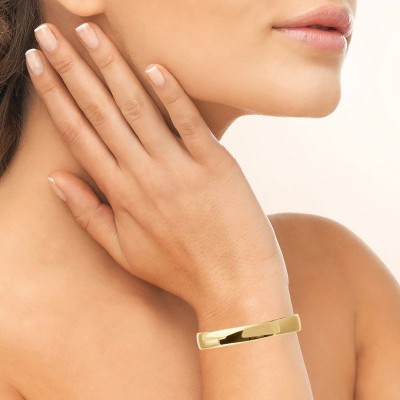 femme portant un bracelet jonc ouvert