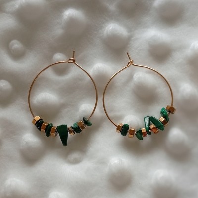 Créoles dorées en acier inoxydable & éclats de malachite – Gaïa