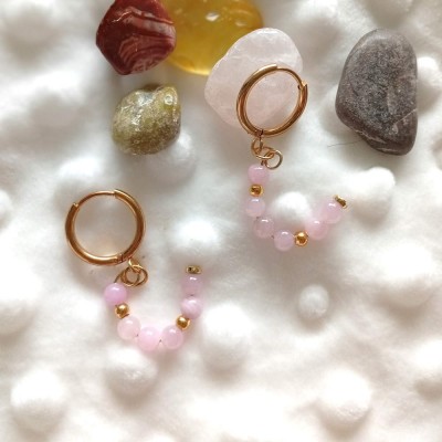 boucles d'oreilles rose et dorées en pierres naturelles