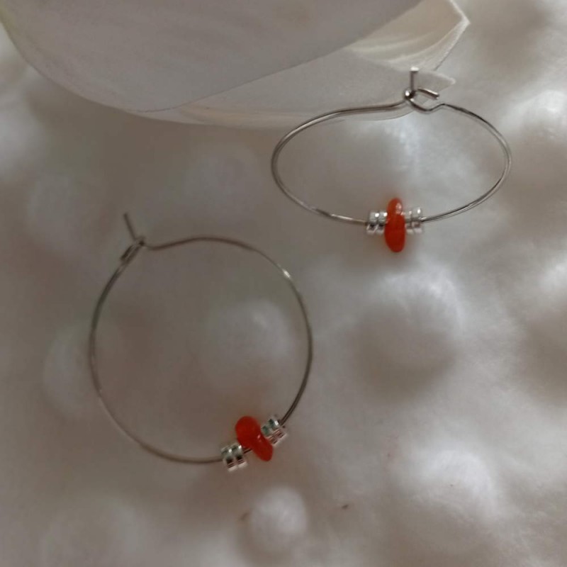 Créoles minimalistes argentées & agate rouge – Modèle Vitala