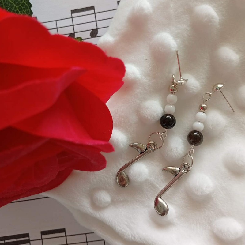 Boucles pendantes Musica – Argent 925, calcédoine blanche & obsidienne noire