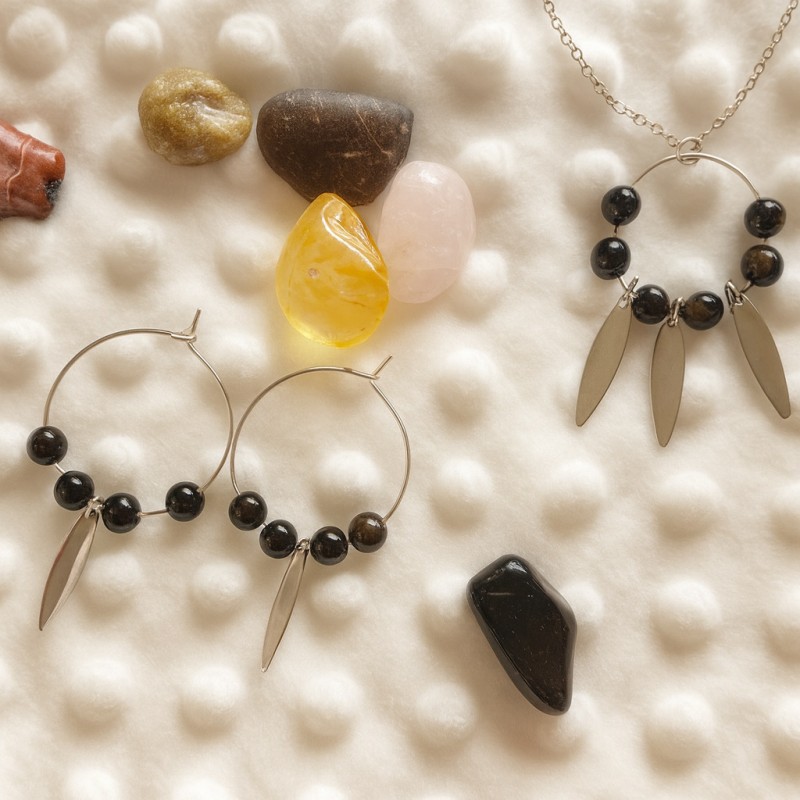 Parure Plumetis – Pendentif & créoles en acier gris avec obsidienne noire