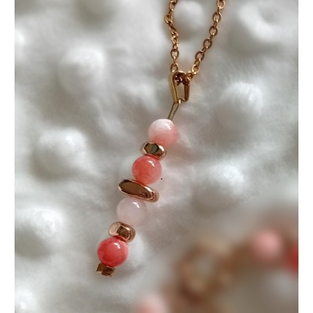 Collier Soraya – Acier doré & perles de pierre persane rose