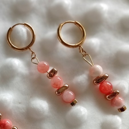 Boucles pendantes Soraya – Créoles dorées & perles de pierre persane rose