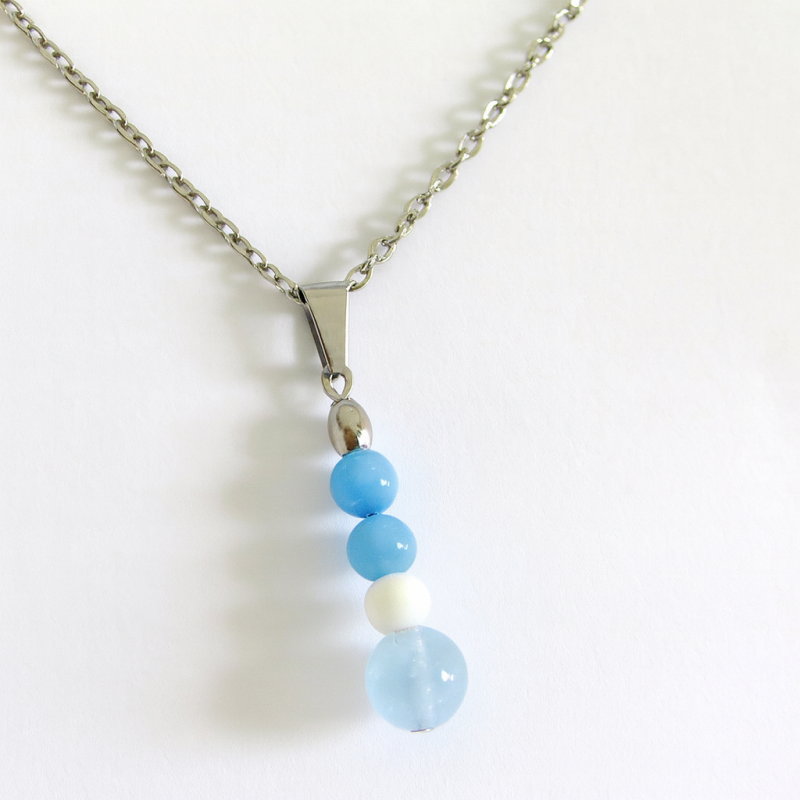 Collier Thalassa – Acier gris & perles d’aigue-marine et de calcédoine blanche