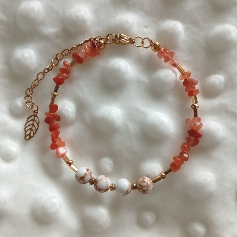 Bracelet Ardora – Agate rouge & howlite, acier doré par Créalyn