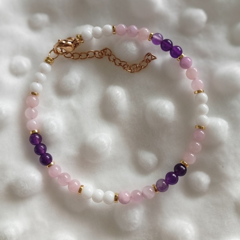 Bracelet Lyra – Calcédoine blanche, angélite rose & améthyste, acier doré