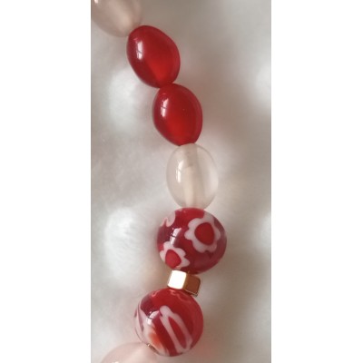 focus sur perles de verre de murano blanches et rouges, bijou artisanal