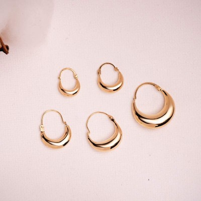 Bijoux or massif : créoles L'Éclat Luni, design intemporel, disponibles en plusieurs tailles.