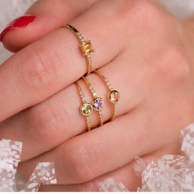 Présentation des bagues Astria, anneaux fins or 18K sertis de diamants et pierres précieuses colorées