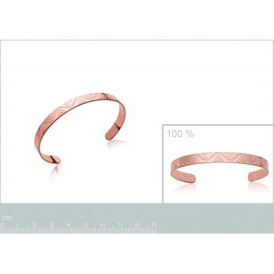 Gros plan du bracelet jonc Ethnéa plaqué or rose, diamètre 54mm, détail du motif géométrique gravé