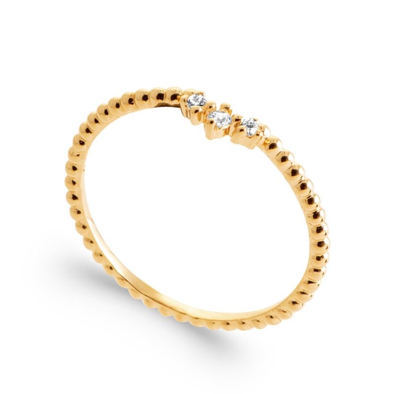 fine bague dorée avec pierres brillantes