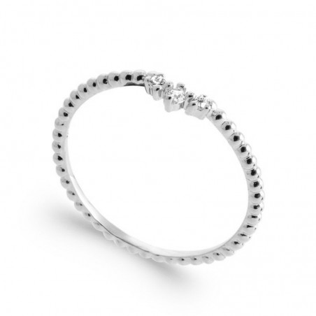 fine bague argentée avec pierres brillantes de qualité