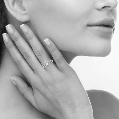 bague composée de plusieurs bagues en argent et cristal