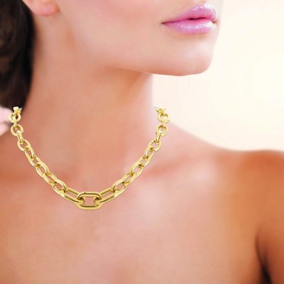 collier larges maillons porté par une femme