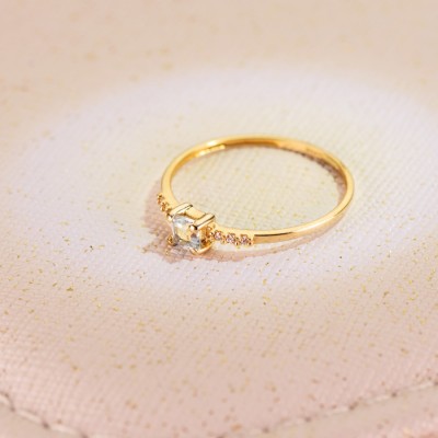 belle bague de fiançailles avec pierre bleue