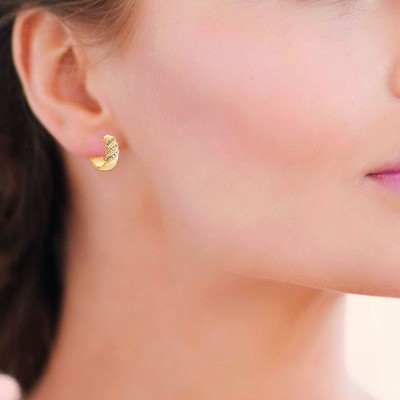 femme porte les créoles éclat en soirée