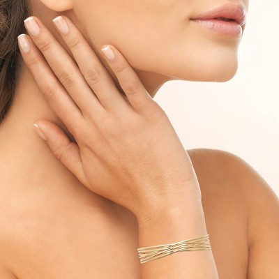 Porter un bracelet rigide ajustable