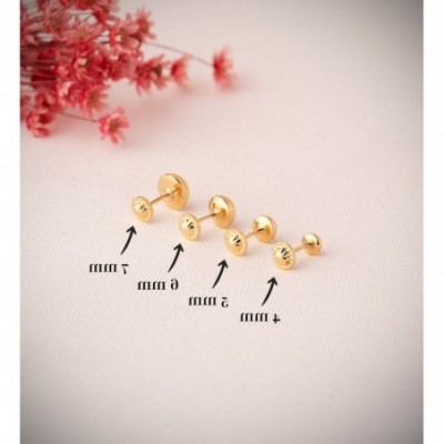 Détail boucle d'oreille fine demi-sphère creuse Lanela or jaune