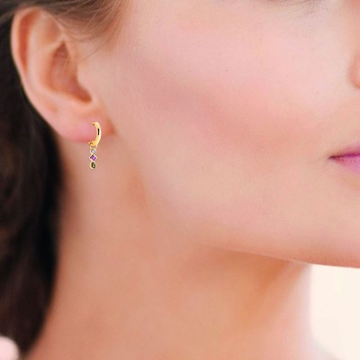 Boucles d'oreilles créoles et pierres colorées portées